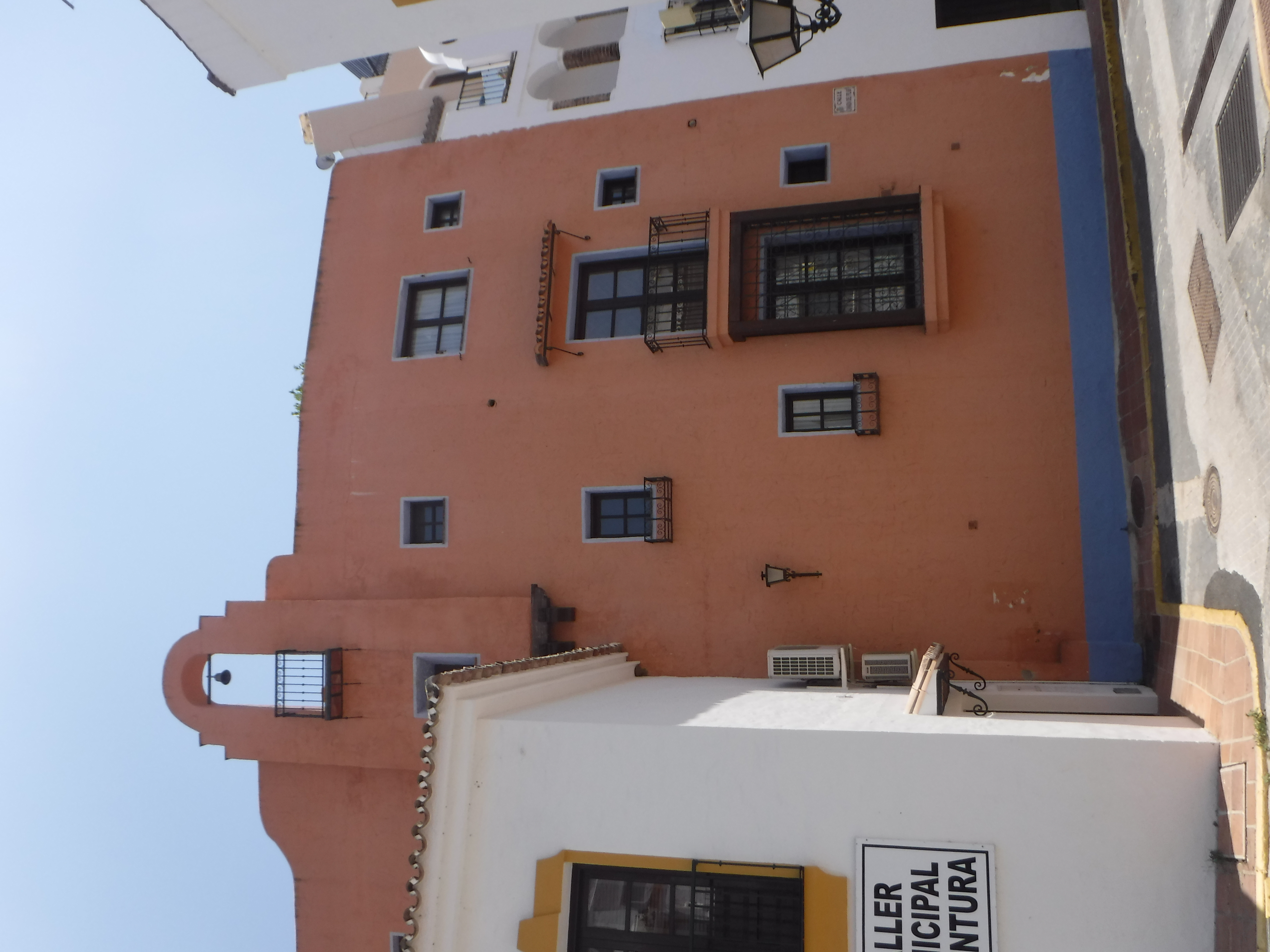 Arkitektonisk detalj av en byggnad med fönster i Benahavis, Spanien.